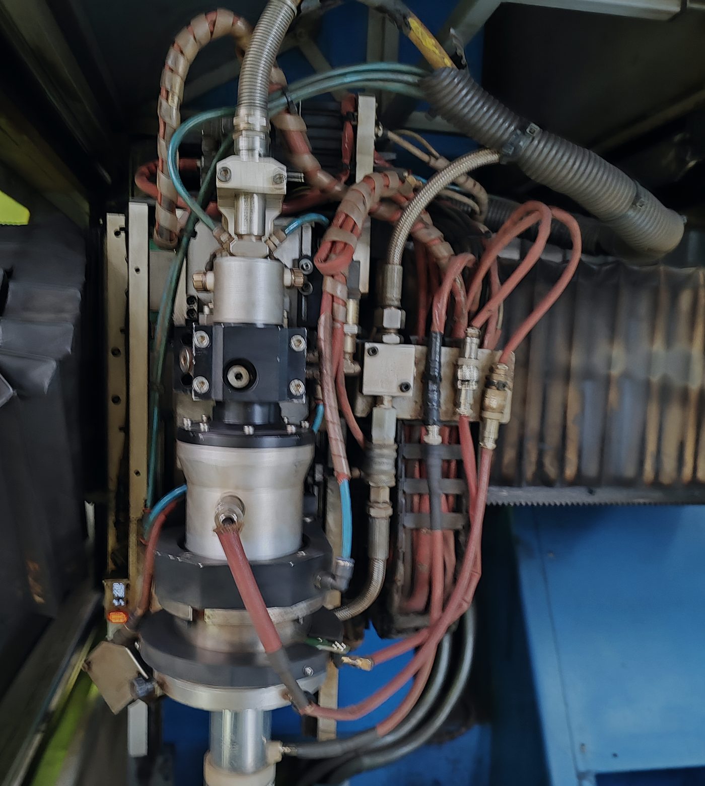 Cabeçote de corte instalado na máquina, com as mangueiras e o chicote elétrico à vista